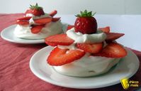 Cestini di #meringa con #fragole #ricetta #dolce il #chiccodimais #dessert #senzaglutine #glutenfree #recipe #meringue #strawberries http://blog.giallozafferano.it/ilchiccodimais/cestini-di-meringa-fragole-ricetta-dolce/