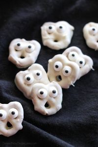 Ghost Pretzels – White chocolate dipped pretzels are made into ghosts with candy eyes and a little bit of imagination.       //scripts.mediavine.com/videos/tgnn8m04z8j6hjzzzhhg.js  …