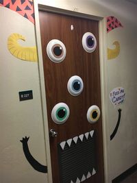 30 Easy Halloween Classroom Decorations - RecipeMagik