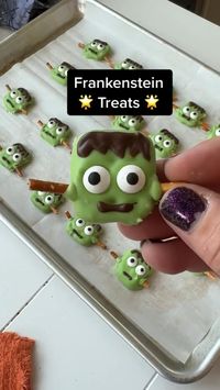 Get the full recipe at https://www.playpartyplan.com/frankenstein-halloween-pretzels/