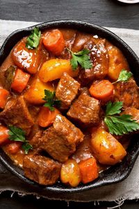 Pioneer Woman’s Crockpot Beef Stew is a wonderful dish, cooked to perfection with garlic, fresh herbs, potatoes, and carrots. Pioneer Woman’s Crockpot Beef Stew recipe is similar to other beef stews and provides a tasty, protein-packed supper that the entire family will enjoy! Why You Will Love This Recipe Pioneer Woman’s crockpot beef stew is …