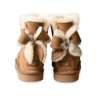 Re-imagined iconic original with a soft sheepskin bow to the back. The Classic Mini is made with premium materials, a pre-treated suede upper to repel water and stains, as well as the Treadlite Ugg sole, providing even more comfort and traction than ever before! Finished with fluffy sheepskin lining. Pull-on style Leat