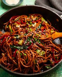 Hokkien noodles with chicken in a pan