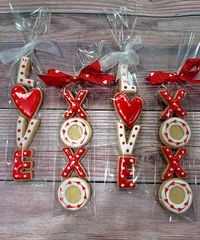 A bag of four mini sugar cookies decorated with vanilla royal icing. You choose the saying! Cookies will be shipped on February 4th so they are fresh for Valentine's Day