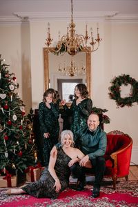 Looking for Christmas pictures family outfits inspiration? We went for dark green and black this year. Playing with different texture like velvet, sequins, sparkles and silky. Family Photographer : @genenevieva