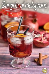 La sangria al melograno è la versione invernale della classica bevanda alcolica spagnola. Non troppo dolce e leggermente acidula, è ottima sia come #aperitivo che come #longdrink! #sangria #melograno #Natale #capodanno #melagrana