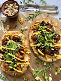 Naanbrood met warme geitenkaas en honingkip recept | Food places