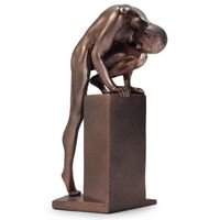 Estatueta De Homem Escalando Subindo Base Decorativa Bronze    Características Especiais:   Feito Em Resina De Alta Qualidade   Pintura Artesanal    Cor:  Bronze    Medidas:  10 X 6 X 20 5 Cm (Comprimento X Largura X Altura)