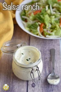 La salsa ranch o ranch dressing è il condimento più popolare in america per insalate varie, ma è ottima anche su uova sode, patate lesse e asparagi al vapore! #salsaranch #dressing #salsa #condimento #insalata #ricetteamericane