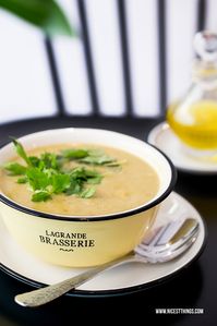 Kartoffelsuppe von Franz Soupmarine in gelber Schüssel mit Kräutern und Öl