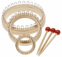 Set di telai circolari Contenuto: 3 telai circolari per lavorare a maglia nelle misure: ca. ø 55 mm, 90 mm e 120 mm, 3 aghi di legno con testa a