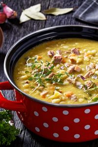 Die finnische Erbsensuppe mit Fleisch ist ein herzhafter und wohlschmeckender Eintopf. Sie hat einen tiefen, umami-reichen Geschmack, der von der Kombination aus grünen Erbsen, zartem Schweinefleisch und den aromatischen Gemüsen herrührt. Das Lorbeerblatt verleiht eine angenehme Würze. Diese Suppe passt hervorragend zu frischem Brot, vorzugsweise Roggenbrot, und einem Klecks saurer Sahne.