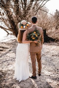 Den ganzen Artikel findet ihr auf thetruebride.com! Elopement, Jahrestag, Brautpaar, Hochzeitsfotos, Hochzeit, Wedding, Alpakas, Alpaca, Orange, Beige, Brautstrauß, Bridalbouquet, Weddingflowers, Flowers, Tiershooting, Hochzeitsshooting, Afterweddingshooting, Brautkleid, Brautmode, Flowercrown, Haarkranz, Groom, Bräutigamstyle. Braut, Bride