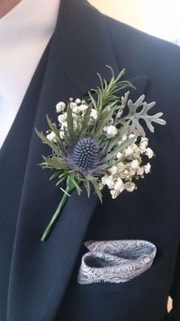 Boutonnière originale : La traditionnelle boutonnière de mariage accordée au bouquet de la mariée est toujours d’actualité ! Cependant de plus en plus de futurs mariés choisissent d’apporter une touche de leur personnalité et d’originalité.