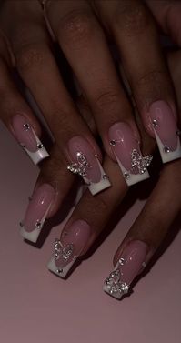 There's a new beauty trend taking over Instagram and it's absolutely stunning. Say hello to "quartz nails".