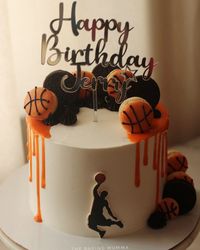 From the court to the cake! 🏀🍰 Celebrating Jerry's love for basketball with this custom-designed cake that perfectly captures his passion for the game. Handcrafted basketball macarons, Oreo accents to enhance the look. #HomeBaker #BasketballCake #CustomCakes #CakeArt #CelebrateWithCake