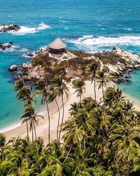 Tayrona es de esos destinos que se hacen merecer. No queda a la vuelta de la esquina.  Y aunque hay que caminar un buen tiempo, cada paso…