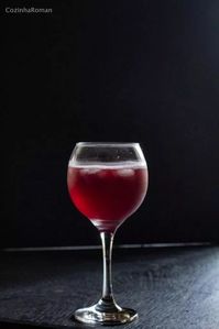 Bacaniano: vinho com conhaque num drink que pode variar tanto quanto os ingredientes que você tem em casa! E sim, é mais um dos fáceis de fazer e servir. #drink #vinho #conhaque #bacaniano #cocktail #wine #cognac