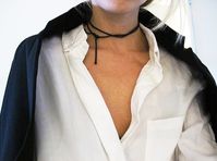 simple-styling-black-string-necklace-desmitten