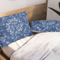 Botanicals in a circles. ferns, garden, leaf, botanic, blue, boho, blue-white, indigo, navy. Pillow Sham