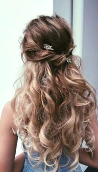 38 Easy Half Up Half Down Prom Hairstyles Ideas You'll Love #HalfUpHalfDownHairstyles #HalfUpHalfDownPromHairstyles #PromHairstyles