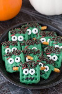 Easy halloween frankenstein pretzels using candy melts, pretzels, and a few simple ingredients! Kids can definitely help with this easy to make halloween treat!