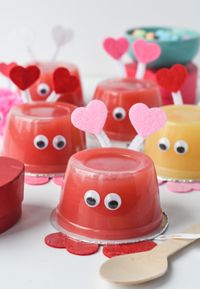 Pack your kid's lunchbox with a specially made Love Bug Applesauce cup with it's own little message this Valentine's Day. It's the perfect way to say "I love you" to your favorite kiddo. #valentinesdaycrafts #valentines #funforkids #lunchbox