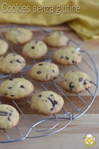 Cookies senza glutine con gocce di cioccolato fondente, preparati con farina di riso e farina di mais. Fragranti e deliziosi come quelli tradizionali, biscotti americani per la colazione o la merenda. Glutenfree chocolate chips cookies recipe #glutenfree #senzaglutine #chocolate #cookies #americancookies #foodphotography