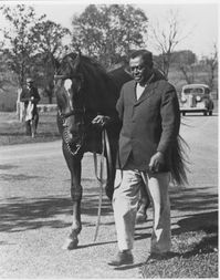 Article: "A Living Flame" Man o' War with his groom, Will Harbutt