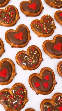 Valentine’s Day pretzel treats, where crunchy pretzels meet a silky chocolate, with a sprinkle of love. #ValentinesTreats #SweetIndulgence #ChocolateDelights #PretzelPerfection #HomemadeSweets #PinterestFoodie #DIYValentine #DeliciousDesserts #TreatYourself #ValentinesDayInspiration (this post contains affiliate links, i may earn a small commission at no additional cost to you) Credit: @lindseybakedthis