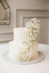 Sometimes less it more, and we are more than a little in love with this perfect, simple, and sweet wedding cake! | Yours Truly Media