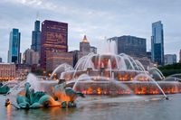 Buckingham Fountain in Grant Park | Famous Chicago Attractions Chicago engagement location, engagment session location, urban engagement location, downtown chicago,