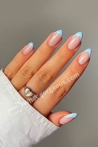 #ChromeNails #MetallicNailDesign #ShinyNails #TrendyChromeNails #GlamorousNails #MirrorEffectNails #NailArtTrends #LuxuriousNails #NailDesignInspiration #FuturisticNailArt