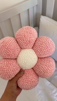 Vem aprender a fazer almofadas de amigurumi e decorar o seu ambiente. As almofadas são puro charme e ótimas para personalizar pois ambientes de sua casa.