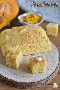 Il cornbread è una ricetta tipica americana per il giorno del Ringraziamento, una sorta di pan brioche preparato con farina di mais, dal gusto semidolce e che si abbina bene anche con affettati e salumi! #cornbread #thanksgiving #americanrecipe #glutenfree #senzaglutine #pinterestXaltervista