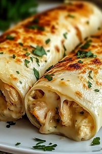 Who doesn’t love a warm, gooey, cheesy wrap packed with savory chicken and kissed with the flavors of garlic? These cheesy garlic chicken wraps are the ultimate comfort food, combining juicy chicken, melty cheese, and