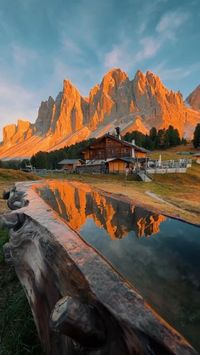 South Tyrol is a region known for its stunning alpine landscapes and a rich blend of Italian and Austrian cultures and with glorious sunsets like these, it’s not hard to see why it draws intrepid travelers from all over the world. 🌄 📽 @tom_juenemann 📍 South Tyrol, Italy 🎶 Andrea Krux - In Dreams Acapella Cover, The Lord of The Rings