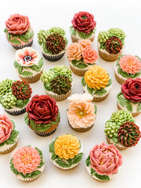 LILA is a bespoke cake shop in Southern California that specializes in contemporary floral wedding cakes and cupcakes.