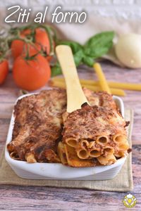 Gli ziti al forno al ragù sono un timballo di pasta ricco e gustoso, una ricetta napoletana ottima per le occasioni speciali o per il pranzo della domenica! #ziti #bakedziti #zitialforno #cucinanapoletana #ricettenapoletane #pranzodelladomenica