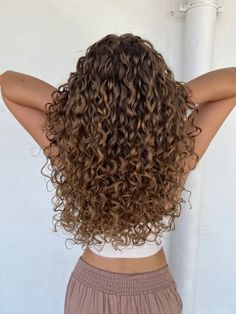 Curly Hair Lowlights Brown Curls, Honey Brown Wavy Hair, Curly Hair Highlights Caramel Brunettes, Blonde Highlights On Brown Curly Hair, Honey Highlights Curly Hair, Light Brown Curly Hair With Highlights, Honey Brown Curls, Blonde Balayage Curly Hair Natural, Caramel Balayage Curly Hair