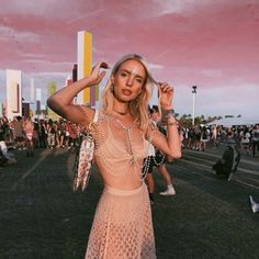 Festival outfits you will absolutely love. - agirlcanblog.com Coachella 2020, Burning Man Girls, Fashion Outfits Dresses, Rave Looks