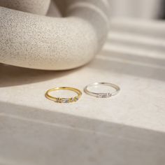 I N I T I A L M O R S E C O D E ∙ R I N G Notre bague initiale en diamant morse est un bijou époustouflant qui associe un design classique à une touche unique. Personnalisez-la avec les initiales de votre partenaire ou de votre proche, et nous le créerons en code Morse scintillant avec des diamants. Ce modèle spécial est un cadeau parfait pour un anniversaire ou toute autre occasion spéciale ! ?? * Matériau : argent sterling massif 925 de haute qualité * Avec des pierres de cercle de diamants CZ Morse Code Ring, Caitlyn Minimalist, Jewelry For Couples, Code Morse, Minimalist Diamond Rings, Timeless Ring, Anniversary Gifts For Couples, Link Earrings, Circle Diamond