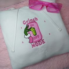 Grinch Mode On embroidered sweatshirt Grinch Mode On, Embroidery Designs With Machine, Grinch Embroidered Sweatshirt, Christmas Sweatshirt Ideas, Classy Halloween Costumes, Christmas Party Shirts, Diy Embroidery Patterns, Casual Preppy Outfits, Embroidery Sweatshirt