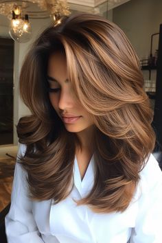 The rich brown tones enhance the depth of the cut, creating a natural, voluminous look. A brownish layered haircut features soft, cascading layers that add texture and dimension. Long Layers With Volume, Voluminous Mid Length Hair, Voluminous Haircut Medium, Brownish Hair Color, Voluminous Hair Cuts, Layered Blowout, Cascading Layers, Hair Cuts Medium, Brown Hair Looks