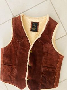 Good vintage condition! Soft sherpa lining. Measures 32" inch chest/bust. Size XS Cowgirl Vest, Brown Leather Vest, Vintage Leather Vest, Sherpa Vest, Vintage Cowgirl, Western Cowgirl, Vest Outfits, Leather Vest, Country Western