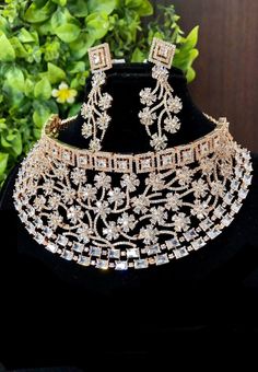 Royal and gorgeous necklace with high quality stones and intricate handwork design is the perfect statement piece for any look! Grab this beautiful choker for a wedding reception or any glam event! Diamond Choker Indian, Handwork Design, Latest Necklace Design, Bridal Jewellery Online, Pakistani Bridal Jewelry, Jewelry Rose Gold, Beautiful Chokers, Indian Wedding Reception, Bridal Choker