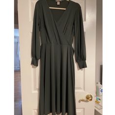 Never Worn Before, Brand New Condition But Tags Are Missing. Out Of Stock At H&M Now So It Is A Hard Find. Perfect For Any Event! Size: Small Dress H&m, H M Dresses, Hm Dress, Colorful Dresses, H&m, Midi Dress, Brand New, Womens Dresses, Tags