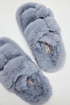 Movie Night Slippers Night Slippers, Aesthetic Slippers, Fuzzy Flip Flops, California Movie, Luxury Slippers, Cute Slippers, Fuzzy Slippers, We Movie, Blue Fits