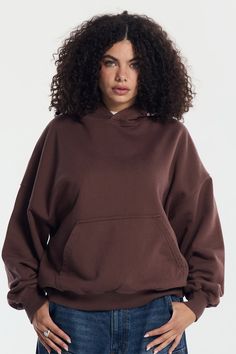 For an oversize fit choose one size above yours. Boxy fit hoodie. 100% cotton. 400 g/m² French Terry. Wenge color. Logo and graphics screen printed on the front. Cold Culture label included. Male (189cm, 6'2"): L - Female (163cm, 5'4"): M - National Shipping 24-48H (Spain / Portugal) - CORREOS EXPRESS - European Shipping 48-72H - FEDEX - International Shipping 5-7 working days - FEDEX Oversized Hoodie With Drawstring And Crew Neck, Oversized Basic Hoodie With Kangaroo Pocket, Oversized Brown Hoodie Sweatshirt, Brown Oversized Sweatshirt With Kangaroo Pocket, Oversized Brown Hoodie With Ribbed Cuffs, Cotton Hoodie With Relaxed Fit And Drop Shoulder, Cotton Relaxed Fit Hoodie With Drop Shoulder, Relaxed Fit Cotton Hoodie With Drop Shoulder, Oversized Basic Cotton Hoodie