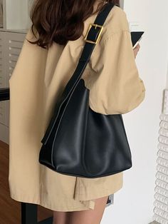 Shoulder Bag Leather Woman, Bags Fall 2023, Black Bags Women, Daily Shoulder Bag, Casual Black Bag, Small Everyday Bag, Elegant Bags For Women, Shoulder Purse Outfit, Outfit Simple Casual